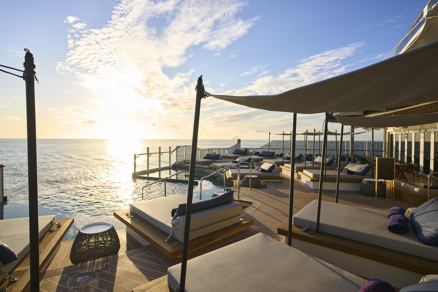 Im Astern Pool auf einem Schiff von Explora Journeys verschmelzen scheinbar das Schiff und der Horizont