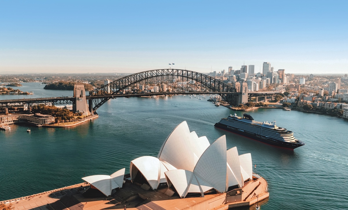 Die EXPLORA I vor der Kulisse von Sydney