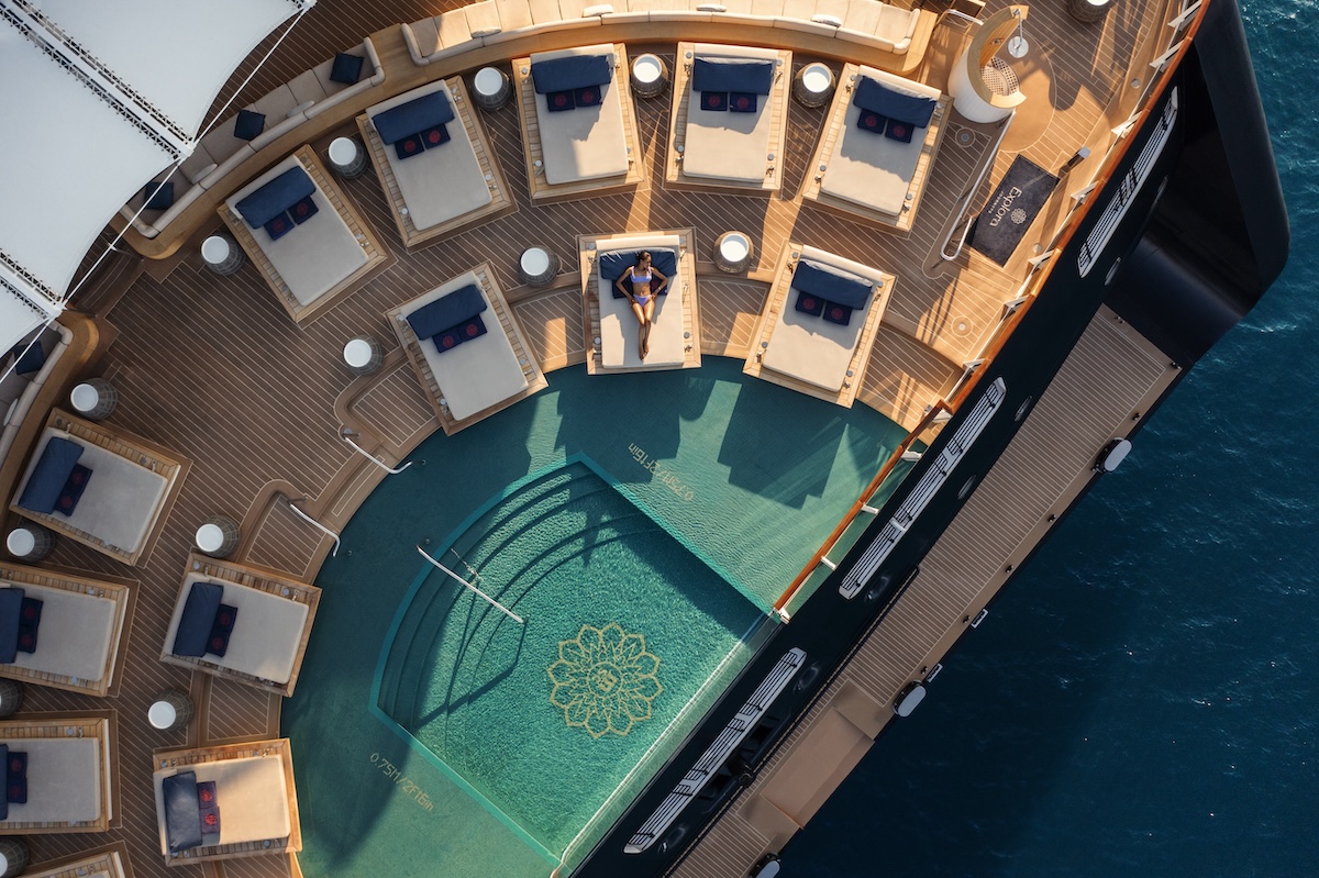 Sonnenliegen am Pool bei Explora Journeys mit besonders viel Platz